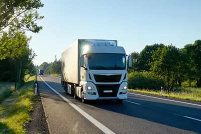 Seu caminhão protegido contra: Roubo e Furto, incêndio, colisão e perda total, fenômenos da natureza, rastreador, assistência 24 horas e muito mais.